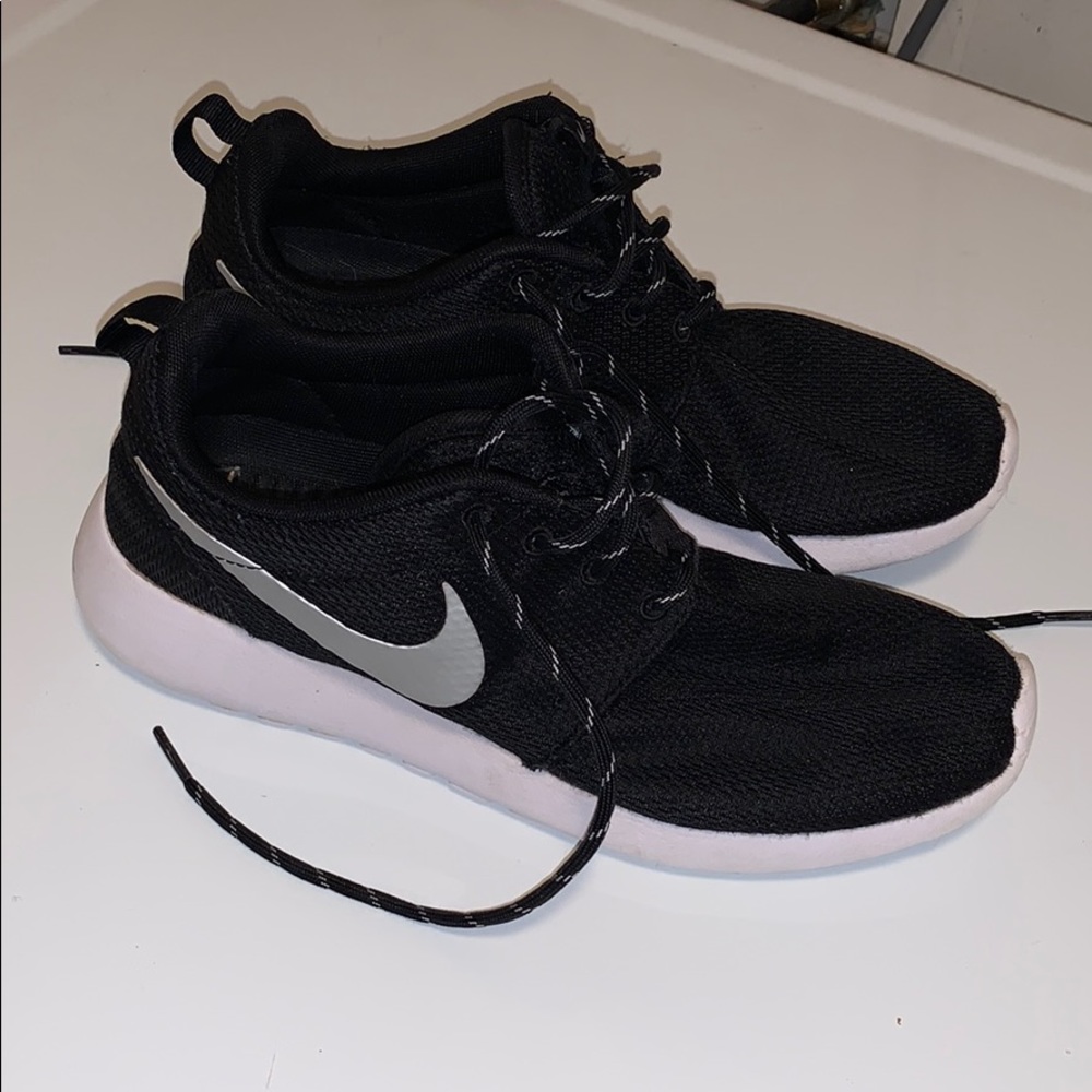 Black Nike Tennis Shoes